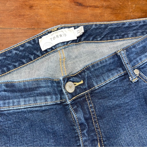 Torrid High Rise Blue denim shorts  with Contrast Stitching size 22 - Picture 2 of 5